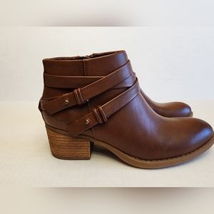 New in Box b.o.c Meredith Wrap Around Block Heel Brown Bootie, size 8